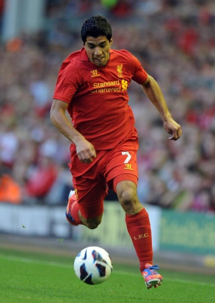 6. Luis Suarez (16/1): Suarez là chủ công trên thực tế của Liverpool (Andy Carroll gần như vô dụng) ở mùa bóng 2011/12, nhưng mùa tới anh có thể sẽ là hộ công cho tân binh Fabio Borini, một vai trò thích hợp với lối chơi của tiền đạo người Uruguay. Tuy nhiên HLV trưởng của Liverpool là Brendan Rodgers, một người sùng bái lối chơi bóng ngắn và không muốn dựa vào một cầu thủ cụ thể cho khâu ghi bàn, do đó Suarez vẫn có thể có một mùa giải đột phá. 6. Luis Suarez (16/1): Suarez là chủ công trên thực tế của Liverpool (Andy Carroll gần như vô dụng) ở mùa bóng 2011/12, nhưng mùa tới anh có thể sẽ là hộ công cho tân binh Fabio Borini, một vai trò thích hợp với lối chơi của tiền đạo người Uruguay. Tuy nhiên HLV trưởng của Liverpool là Brendan Rodgers, một người sùng bái lối chơi bóng ngắn và không muốn dựa vào một cầu thủ cụ thể cho khâu ghi bàn, do đó Suarez vẫn có thể có một mùa giải đột phá.
