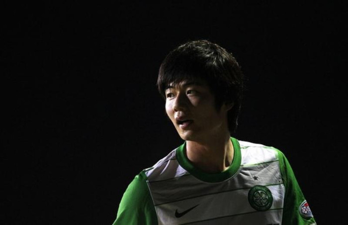 6. Tuyển thủ Ki Sung-Yeung của đội U23 Hàn Quốc tại Olympic 2012 đang là mục tiêu săn bắn của Arsenal và Atletico Madrid sau những trận đấu ấn tượng của anh tại London khiến người trong nước phải gọi anh là “Gerrard xứ Nam Hàn”. Cầu thủ đang thuộc biên chế Celtic này được cho là sẽ tốn khoảng 9 triệu bảng, nhưng với Atletico Madrid thì chẳng vấn đề gì vì họ đang thiếu năng lượng ở tuyến tiền vệ. Còn mạng lưới tuyển trạch của Arsenal vẫn như thường lệ, luôn luôn săm soi mọi tài năng ở bất cứ đâu và bất cứ khi nào.