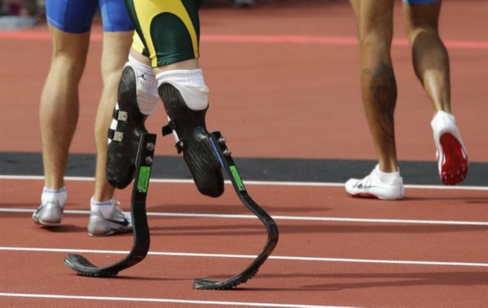 Đôi chân nhân tạo hình chữ “J” do hãng Ossur sản xuất này được gọi là “Đôi chân cong của loài báo”, một trong những sản phẩm của dòng “Flex-Foot” được sản xuất chủ yếu cho các VĐV khuyết tật và những phi hành gia. Loại chân nhân tạo này còn được tặng miễn phí cho những thương binh được thưởng huân chương trong các cuộc chiến tranh ở Trung Đông.