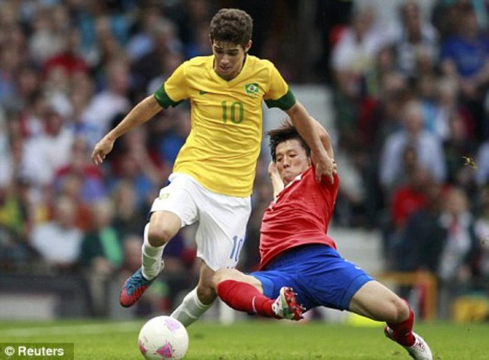 6. Yun Suk-young, người vừa đoạt huy chương Đồng môn bóng đá nam Olympic cùng đội U23 Hàn Quốc, được tờ Daily Mail cho là mục tiêu chuyển nhượng mới nhất của Man City. Nhà ĐKVĐ Premier League đang xem xét khả năng đẩy Alexander Kolarov trở lại Serie A sau khi Gael Clichy đã chứng tỏ khả năng của mình ở biên trái, và họ cần có một cầu thủ đóng vai “học việc” của Clichy. Suk-young mới 22 tuổi và đã gây ấn tượng mạnh với các tuyển trạch viên của City khi khóa Craig Bellamy trong trận tứ kết. Nếu mua anh từ Chunnam Dragons, có thể City sẽ chi ra 1 triệu bảng.