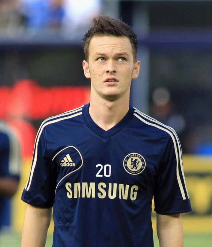 7. Tiền vệ trẻ Josh McEachran đã được Chelsea chấp thuận cho đội bóng đang chơi ở Championship là Middlesborough mượn hết mùa giải 2012/13. Chelsea đã đưa về rất nhiều tiền vệ tấn công trong kỳ chuyển nhượng này do đó đưa McEachran sang học việc ở nơi khác là phương án hợp lý nhất và có ích nhất cho các bên.
