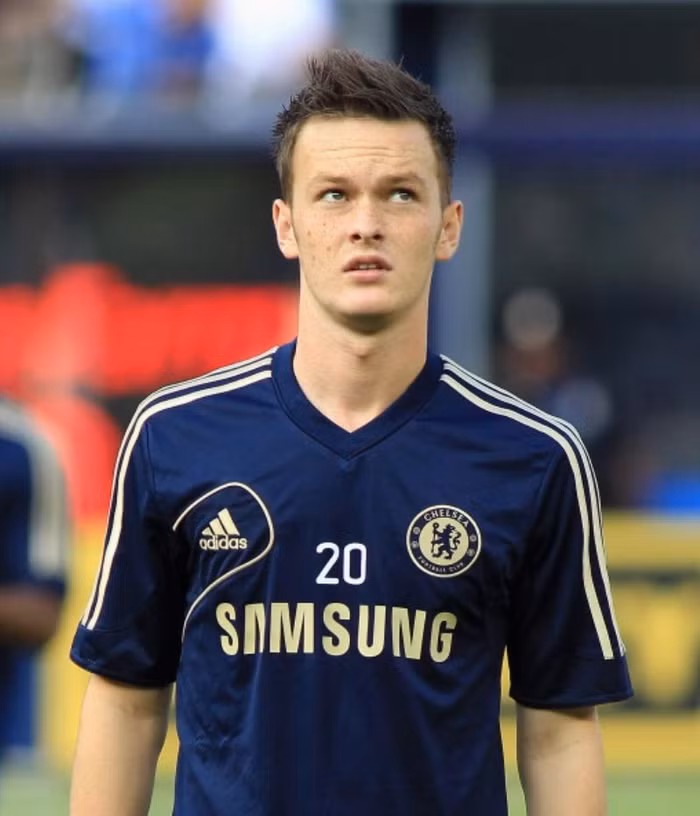 7. Tiền vệ trẻ Josh McEachran đã được Chelsea chấp thuận cho đội bóng đang chơi ở Championship là Middlesborough mượn hết mùa giải 2012/13. Chelsea đã đưa về rất nhiều tiền vệ tấn công trong kỳ chuyển nhượng này do đó đưa McEachran sang học việc ở nơi khác là phương án hợp lý nhất và có ích nhất cho các bên.
