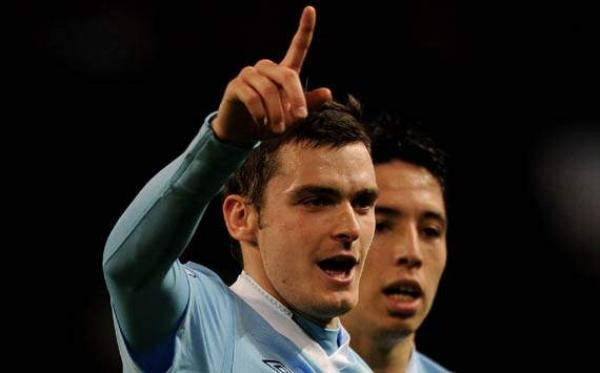 6. Manchester City sắp thanh lý Adam Johnson cho Swansea trong một vụ trao đổi cầu thủ với đội bóng xứ Wales. Mục tiêu mà họ nhắm tới là Scott Sinclair, cựu học viên của lò đào tạo Chelsea. Sinclair không muốn gia hạn với Swansea còn Johnson thì đã thất sủng ở sân Etihad, do đó hai đội đều muốn thương lượng với nhau để tái tổ chức lực lượng. Cá nhân Johnson đã đồng ý với các điều khoản mà Swansea đưa ra.
