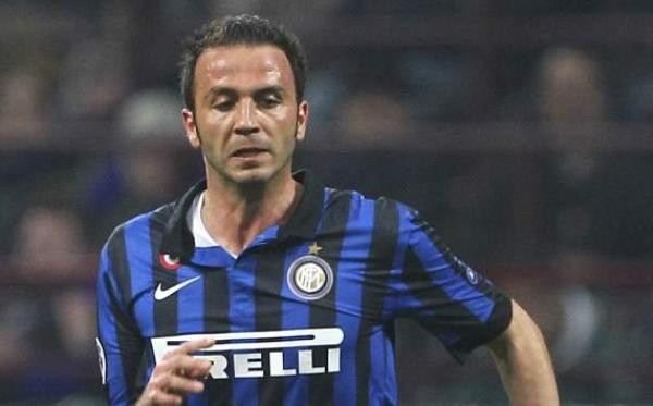 9. Juventus và Inter Milan đang đàm phán với nhau để có một vụ trao đổi tiền đạo. Đối tượng được mang ra trao đổi là Fabio Quagliarella (Juventus) và Giampaolo Pazzini (Inter - ảnh). Bà đầm già thành Turin đã không có được Robin Van Persie lẫn Edinson Cavani trong khi vụ Stevan Jovetic chẳng có tiến triển gì. Cả hai đều đang cần mua cầu thủ nhưng không muốn chi nhiều tiền do đó giải pháp trao đổi được chấp nhận. Cả Quagliarella lẫn Pazzini đều không phải là cầu thủ đá chính ở mỗi đội nên có lẽ hai bên sẽ sớm đạt được thỏa thuận. 9. Juventus và Inter Milan đang đàm phán với nhau để có một vụ trao đổi tiền đạo. Đối tượng được mang ra trao đổi là Fabio Quagliarella (Juventus) và Giampaolo Pazzini (Inter - ảnh). Bà đầm già thành Turin đã không có được Robin Van Persie lẫn Edinson Cavani trong khi vụ Stevan Jovetic chẳng có tiến triển gì. Cả hai đều đang cần mua cầu thủ nhưng không muốn chi nhiều tiền do đó giải pháp trao đổi được chấp nhận. Cả Quagliarella lẫn Pazzini đều không phải là cầu thủ đá chính ở mỗi đội nên có lẽ hai bên sẽ sớm đạt được thỏa thuận.