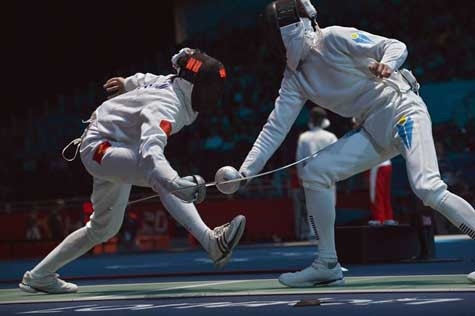 Tiến Nhật trong tình huống ghi điểm cuối cùng của anh ở trận gặp Alimzhanov vòng 1/32 nội dung kiếm 3 cạnh nam