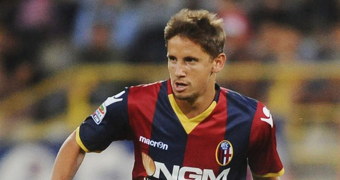 7. Cũng liên quan tới Tottenham, họ cũng bị từ chối trong một vụ mua bán khác, lần này là cho tiền đạo Gaston Ramirez của Bologna. Họ chỉ có Jermaine Defoe và lính mới Harry Kane trên hàng công nên đã chạy khắp nơi để sắm tiền đạo, nhưng đã thất bại với Adebayor, Leandro Damiao và mới nhất là Ramirez. Lý do được người đại diện của Ramirez đưa ra là vì mức lương không đáp ứng yêu cầu. Người đại diện này còn cho biết rằng trừ khi Spurs bán Luka Modric, họ sẽ không có cơ hội tiếp cận Ramirez hay bất cứ ai khác.