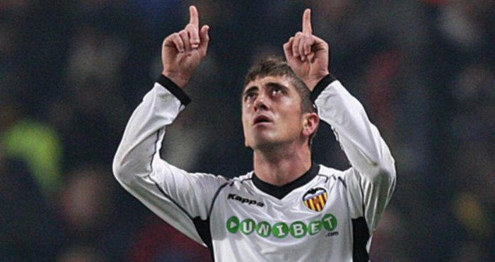 6. Swansea City không chỉ có một thành tích ấn tượng trên sân bóng mà còn có một kỳ chuyển nhượng khá nhộn nhịp khi mới đây họ đã có được chữ ký của tiền vệ cánh Pablo Hernandez từ Valencia. Tuyển thủ người TBN này ký 3 năm với đội chủ sân Liberty và Swansea chỉ mất khoảng 4 triệu bảng để có được anh. Hernandez là một trụ cột ở Valencia mùa giải trước nhưng đã 2 năm nay được các đội bóng Premier League liên hệ, trong đó có Man City.