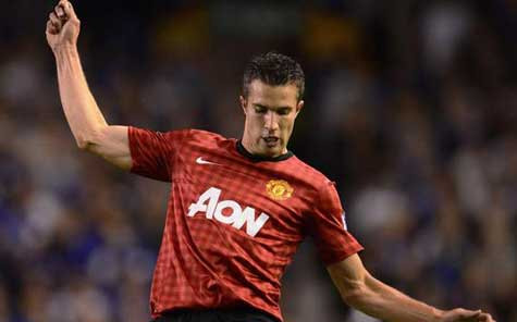 Van Persie thay thế Rooney trong vai trò trung phong trước Fulham