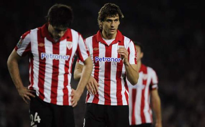 7. Athletic Bilbao tỏ ra rất cứng rắn với bất cứ sự tiếp cận nào dành cho hai món hàng “nóng” nhất của họ lúc này, Fernando Llorente và Javi Martinez. Theo lời chủ tịch Josu Urrutia, CLB xứ Basque sẽ chỉ để hai người này ra đi nếu đội bóng nào muốn có họ trả đúng số tiền trong điều khoản phá hợp đồng của 2 người. Con số này của Javi Martinez là 40 triệu euro, trong khi với Llorente là 35 triệu euro. Bayern Munich là đội mới đây nhất bị từ chối khi không chịu trả mức giá được yêu cầu cho Martinez. 7. Athletic Bilbao tỏ ra rất cứng rắn với bất cứ sự tiếp cận nào dành cho hai món hàng “nóng” nhất của họ lúc này, Fernando Llorente và Javi Martinez. Theo lời chủ tịch Josu Urrutia, CLB xứ Basque sẽ chỉ để hai người này ra đi nếu đội bóng nào muốn có họ trả đúng số tiền trong điều khoản phá hợp đồng của 2 người. Con số này của Javi Martinez là 40 triệu euro, trong khi với Llorente là 35 triệu euro. Bayern Munich là đội mới đây nhất bị từ chối khi không chịu trả mức giá được yêu cầu cho Martinez.