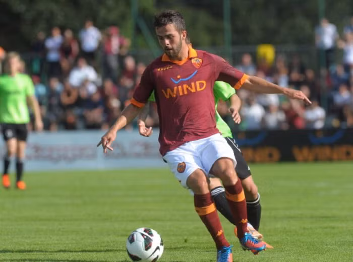 7. Tottenham có vẻ như đang đẩy mạnh việc tuyển mộ một tiền vệ trung tâm, tức có nghĩa là Luka Modric sắp đến Real Madrid. Mới đây Daily Mail đã cho biết Miralem Pjanic của AS Roma được Spurs ra giá 12 triệu bảng. Tiền vệ người Bosnia với đến Rome năm ngoái nhưng giờ đội bóng thủ đô nước Ý cần bán cầu thủ để đầu tư tân binh, do đó có thể Pjanic sẽ tới White Hart Lane trong tuần này. 7. Tottenham có vẻ như đang đẩy mạnh việc tuyển mộ một tiền vệ trung tâm, tức có nghĩa là Luka Modric sắp đến Real Madrid. Mới đây Daily Mail đã cho biết Miralem Pjanic của AS Roma được Spurs ra giá 12 triệu bảng. Tiền vệ người Bosnia với đến Rome năm ngoái nhưng giờ đội bóng thủ đô nước Ý cần bán cầu thủ để đầu tư tân binh, do đó có thể Pjanic sẽ tới White Hart Lane trong tuần này.