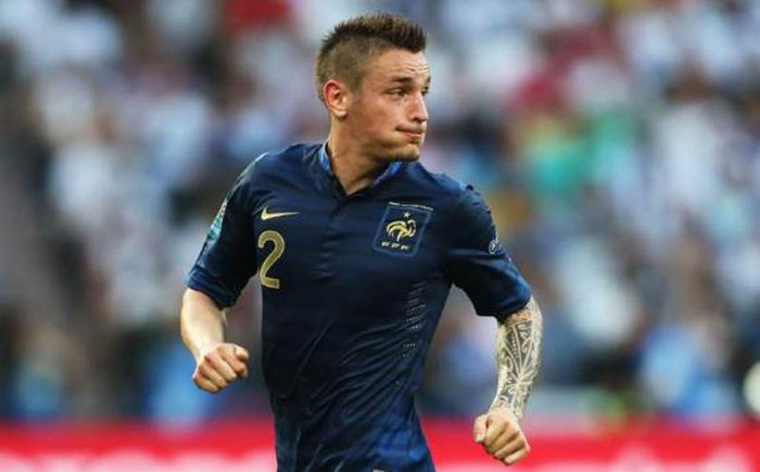 8. Hậu vệ phải Mathieu Debuchy đã công khai ý định rời Lille của mình để được chuyển sang Newcastle United. Tuyển thủ người Pháp chỉ còn 1 năm trong hợp đồng với Lille, anh cũng đã 27 tuổi và triển vọng được chơi bóng ở Premier League là rất hấp dẫn với Debuchy. Lille hiện vẫn chưa đồng ý bán Debuchy cho Newcastle vì 2 lý do, một là chưa tìm ra người thay thế, và hai là mức giá Newcastle đưa ra không mấy thuyết phục.