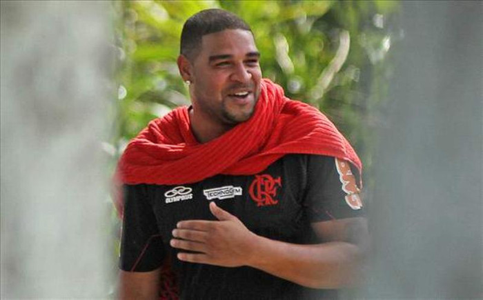 9. Adriano, “Hoàng đế” một thời ở Inter Milan, đã trở lại với bóng đá. Adriano rời Corinthians đầu năm 2012 sau khi đối mặt với vấn đề về cân nặng, cái chết của người cha và chứng nghiện rượu. Đội bóng cũ Flamengo đã dang tay chào đón anh với một bản hợp đồng tới hết năm nay với điều khoản gia hạn thêm nếu Adriano thi đấu tốt. Từng là một cầu thủ rất triển vọng khi còn ở Inter, nhưng sa sút phong độ vì những vấn đề ngoài sân cỏ, Adriano giờ hy vọng sẽ làm lại sự nghiệp tại nơi anh bắt đầu. 9. Adriano, “Hoàng đế” một thời ở Inter Milan, đã trở lại với bóng đá. Adriano rời Corinthians đầu năm 2012 sau khi đối mặt với vấn đề về cân nặng, cái chết của người cha và chứng nghiện rượu. Đội bóng cũ Flamengo đã dang tay chào đón anh với một bản hợp đồng tới hết năm nay với điều khoản gia hạn thêm nếu Adriano thi đấu tốt. Từng là một cầu thủ rất triển vọng khi còn ở Inter, nhưng sa sút phong độ vì những vấn đề ngoài sân cỏ, Adriano giờ hy vọng sẽ làm lại sự nghiệp tại nơi anh bắt đầu.