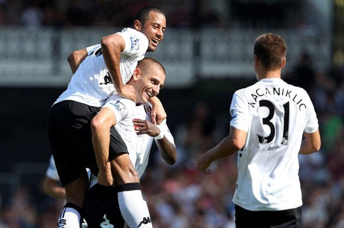 Trên sân Craven Cottage, Martin Jol nở nụ cười tươi rói khi chứng kiến tân binh Mladen Petric lập một cú đúp vào lưới Norwich ở các phút 21 và 54 đồng thời kiến tạo một bàn cho Damien Duff để Fulham chứng tỏ rằng Clint Dempsey có thể biến sang Liverpool nếu muốn. Kikaniklic cùng Sidwell đóng góp mỗi người một bàn để ấn định thắng lợi 5-0 cho đội chủ nhà, những người đã vào cuộc rất tự tin và tận dụng tốt mọi sai lầm trong phòng ngự của Norwich. Trên sân Craven Cottage, Martin Jol nở nụ cười tươi rói khi chứng kiến tân binh Mladen Petric lập một cú đúp vào lưới Norwich ở các phút 21 và 54 đồng thời kiến tạo một bàn cho Damien Duff để Fulham chứng tỏ rằng Clint Dempsey có thể biến sang Liverpool nếu muốn. Kikaniklic cùng Sidwell đóng góp mỗi người một bàn để ấn định thắng lợi 5-0 cho đội chủ nhà, những người đã vào cuộc rất tự tin và tận dụng tốt mọi sai lầm trong phòng ngự của Norwich.