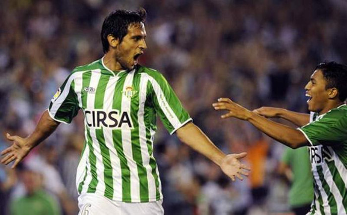 6. Roque Santa Cruz chỉ còn 6 ngày nữa để thoát khỏi những tháng ngày mòn mỏi ở Manchester, và anh đã khẳng định mình sẵn sàng hy sinh những khoản thu nhập lớn để được trở lại với Real Betis, nơi anh thi đấu dưới dạng cho mượn mùa trước. Santa Cruz chỉ được Betis đề nghị có 600.000 euro/năm (12.000 euro/tuần), trong khi có những đội ở Trung Quốc và Dubai hứa hẹn trả anh còn cao hơn lương hiện tại ở Man City. Tuy nhiên Santa Cruz từ chối thẳng thừng những đề nghị đắt giá, và anh cũng công khai ủng hộ Betis trên Twitter. 6. Roque Santa Cruz chỉ còn 6 ngày nữa để thoát khỏi những tháng ngày mòn mỏi ở Manchester, và anh đã khẳng định mình sẵn sàng hy sinh những khoản thu nhập lớn để được trở lại với Real Betis, nơi anh thi đấu dưới dạng cho mượn mùa trước. Santa Cruz chỉ được Betis đề nghị có 600.000 euro/năm (12.000 euro/tuần), trong khi có những đội ở Trung Quốc và Dubai hứa hẹn trả anh còn cao hơn lương hiện tại ở Man City. Tuy nhiên Santa Cruz từ chối thẳng thừng những đề nghị đắt giá, và anh cũng công khai ủng hộ Betis trên Twitter.