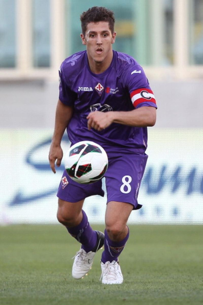 Stevan Jovetic không chỉ đá được vị trí trung phong mà còn có thể hoạt động ở biên trái hoặc đá hộ công, do đó về mặt đa năng thì cầu thủ người Montenegro này sẽ là một sự bổ sung đáng kể với Man City. Vấn đề là giờ City đã có quá nhiều tiền đạo, trong đó có những người hưởng lương rất cao mà không đóng góp gì, và đến lúc này họ vẫn chưa tống khứ những kẻ đó đi được. Stevan Jovetic không chỉ đá được vị trí trung phong mà còn có thể hoạt động ở biên trái hoặc đá hộ công, do đó về mặt đa năng thì cầu thủ người Montenegro này sẽ là một sự bổ sung đáng kể với Man City. Vấn đề là giờ City đã có quá nhiều tiền đạo, trong đó có những người hưởng lương rất cao mà không đóng góp gì, và đến lúc này họ vẫn chưa tống khứ những kẻ đó đi được.