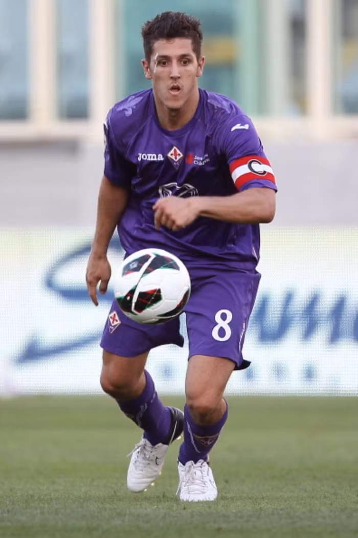 Stevan Jovetic không chỉ đá được vị trí trung phong mà còn có thể hoạt động ở biên trái hoặc đá hộ công, do đó về mặt đa năng thì cầu thủ người Montenegro này sẽ là một sự bổ sung đáng kể với Man City. Vấn đề là giờ City đã có quá nhiều tiền đạo, trong đó có những người hưởng lương rất cao mà không đóng góp gì, và đến lúc này họ vẫn chưa tống khứ những kẻ đó đi được.