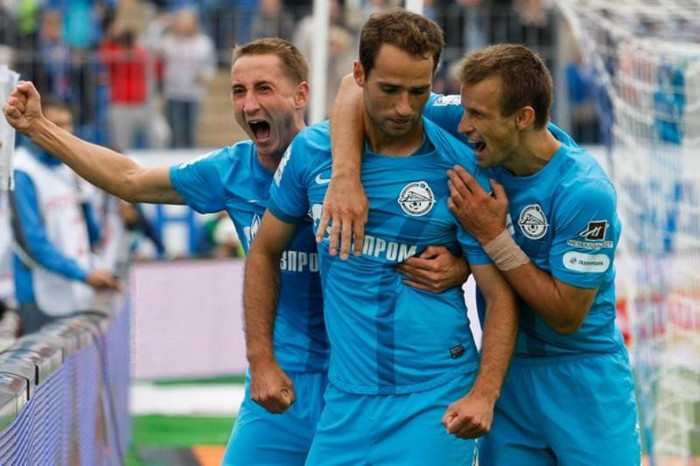 Zenit đang rất muốn có những ngôi sao bóng đá châu Âu đến thi đấu để gây tiếng vang tại Champions League bên cạnh sự tranh chấp ở đấu trường quốc nội (khi những câu lạc bộ giàu như Anzhi xuất hiện). Họ sẵn sàng chi chừng 20 triệu bảng để Nani từ bỏ những ngày đầy sương ở nước Anh để tới mặc áo khoác lông thú tại St. Petersburg. Và Nani cũng không phải là người duy nhất, cả tiền đạo Hulk (Porto) cũng được quan tâm. Zenit đang rất muốn có những ngôi sao bóng đá châu Âu đến thi đấu để gây tiếng vang tại Champions League bên cạnh sự tranh chấp ở đấu trường quốc nội (khi những câu lạc bộ giàu như Anzhi xuất hiện). Họ sẵn sàng chi chừng 20 triệu bảng để Nani từ bỏ những ngày đầy sương ở nước Anh để tới mặc áo khoác lông thú tại St. Petersburg. Và Nani cũng không phải là người duy nhất, cả tiền đạo Hulk (Porto) cũng được quan tâm.
