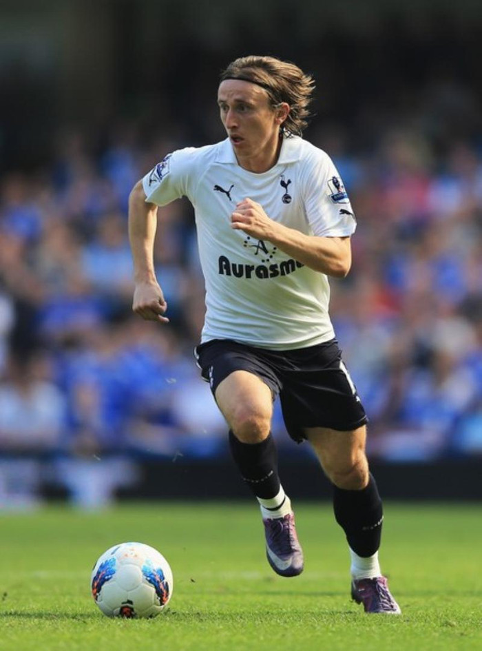 6. Cựu HLV trưởng của Tottenham là nhà cầm quân kỳ cựu Harry Redknapp đã tiết lộ rằng chủ tịch CLB là ông Daniel Levy đã từng đánh tiếng cho những đội quan tâm tới Luka Modric rằng Tottenham sẽ vui lòng bán Modric nếu nhận được đề nghị hời. Redknapp cho biết: “Ông ấy (Daniel Levy) đã nói với tôi rằng hãy thử để Luka chơi bóng một mùa giải nữa, và sau đó nếu có ai muốn có cậu ta mà đưa ra một đề nghị nghe được, Tottenham sẽ không cản trở Luka”. 6. Cựu HLV trưởng của Tottenham là nhà cầm quân kỳ cựu Harry Redknapp đã tiết lộ rằng chủ tịch CLB là ông Daniel Levy đã từng đánh tiếng cho những đội quan tâm tới Luka Modric rằng Tottenham sẽ vui lòng bán Modric nếu nhận được đề nghị hời. Redknapp cho biết: “Ông ấy (Daniel Levy) đã nói với tôi rằng hãy thử để Luka chơi bóng một mùa giải nữa, và sau đó nếu có ai muốn có cậu ta mà đưa ra một đề nghị nghe được, Tottenham sẽ không cản trở Luka”.