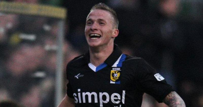 4. Chính sách của Man Utd: Việc mới đây Man Utd tậu hậu vệ trái Alexander Buttner từ Vitesse Arnhem chứng tỏ Quỷ Đỏ đang đẩy mạnh việc tuyển dụng những cầu thủ trẻ tuổi, có mức giá chấp nhận được, khả năng phát triển lớn và thay thế những vị trí cần thiết. Về lý thuyết, hàng tiền vệ của Man Utd đang có 11 người (và đều có chất lượng), do đó họ không cần bổ sung thêm ai.