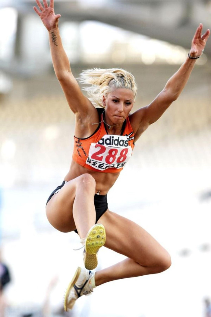 VĐV nhảy ba bước Paraskevi Papachristou của Hy Lạp khi "đùa" trên Twitter về sự phát tán của virus West Nile khiến 1 người chết tại thủ đô Athens. VĐV nhảy ba bước Paraskevi Papachristou của Hy Lạp khi "đùa" trên Twitter về sự phát tán của virus West Nile khiến 1 người chết tại thủ đô Athens.