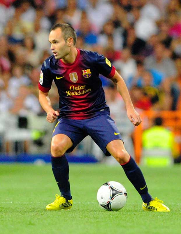 Andres Iniesta giành giải thưởng Cầu thủ xuất sắc nhất châu Âu mùa giải 2011/12, đánh bại Lionel Messi và Cristiano Ronaldo.