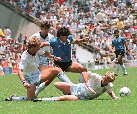 Diego Maradona trong vòng vây của các cầu thủ Anh, 1986 Diego Maradona trong vòng vây của các cầu thủ Anh, 1986