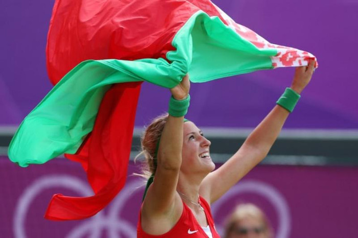 Trước đó, hạt giống số 1 Victoria Azarenka của Belarus đánh bại hạt giống số 14 Maria Kirilenko của Nga với tỷ số 6-3, 6-4 để giành huy chương Đồng. Tuy không vào được chung kết nhưng Azarenka tiếp tục đứng đầu bảng xếp hạng ATP vì Sharapova thất bại trước Serena Williams.