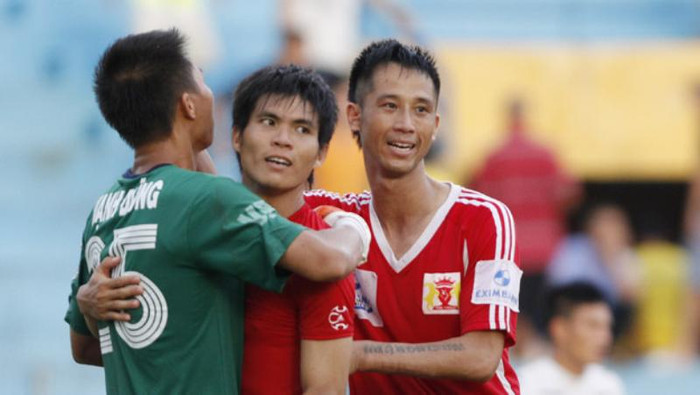 Nhân nói tới chuyện lương bổng, có lẽ đây cũng là cách mà V-League nên áp dụng. V-League là giải đấu mà số tiền thưởng cho nhà vô địch chỉ như muối bỏ biển so với số tiền mà đội vô địch đã đầu tư (và điều tương tự xảy ra ở hầu hết mọi đội bóng khác), do đó mới có chuyện cầu thủ ở V-League (giải đấu vùng trũng) có mức lương còn cao hơn cả nhiều cầu thủ ở giải nhà nghề Mỹ (MLS – giải đấu được phát sóng quốc tế).