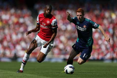 Abou Diaby (trái) tranh chấp với Jack Colback Abou Diaby (trái) tranh chấp với Jack Colback