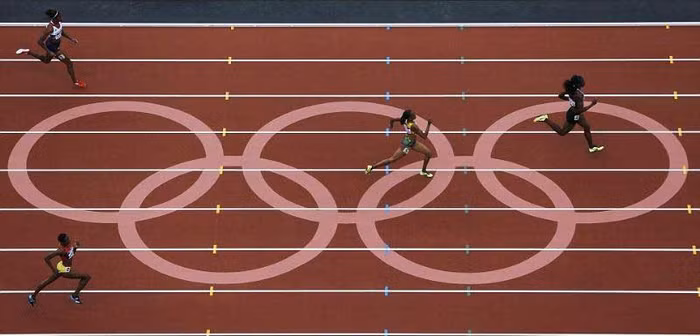 Chiếc vòng Olympic lớn ở trên đường chạy.
