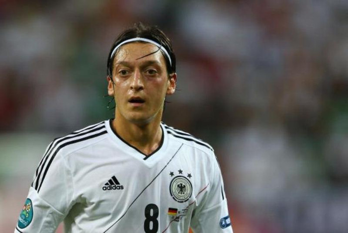 Top 10: Mesut Ozil (Real Madrid & Đức) – Đưa Real Madrid tới chức vô địch La Liga và giúp Đức vào bán kết EURO 2012. Chơi 62 trận (4646 phút), ghi 9 bàn (516 phút/bàn), 35 kiến tạo (132 phút/kiến tạo). Top 10: Mesut Ozil (Real Madrid & Đức) – Đưa Real Madrid tới chức vô địch La Liga và giúp Đức vào bán kết EURO 2012. Chơi 62 trận (4646 phút), ghi 9 bàn (516 phút/bàn), 35 kiến tạo (132 phút/kiến tạo).