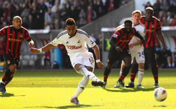 6. Vụ Scott Sinclair sang Man City đang tắc vì Swansea, sau khi đã bán khá nhiều cầu thủ quan trọng, đang muốn “làm kinh tế”. Phía Swansea cho rằng tài năng cũng như triển vọng của Sinclair là khá lớn và họ đáng được nhận một đề nghị hời dành cho cầu thủ này, theo đó City phải trả ít nhất 10 triệu bảng trước khi được phép nói chuyện với Sinclair.