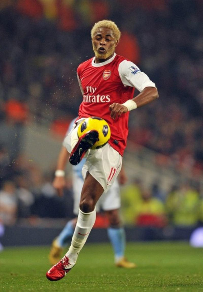 Song đã chơi 7 mùa giải cho Arsenal sau khi được Wenger ký khi còn là một cầu thủ tuổi teen ở CLB SC Batista (Pháp). Anh chơi 204, ghi 10 bàn, nhưng chỉ riêng mùa giải 2011/12 Song đã có 14 kiến tạo, trong đó có 11 lần giúp Van Persie ghi bàn, biến anh và Van Persie thành cặp đôi hiệu quả nhất giải Ngoại hạng mùa trước và góp phần giúp tiền đạo người Hà Lan đoạt danh hiệu Vua phá lưới và Cầu thủ xuất sắc nhất mùa giải. Song đã chơi 7 mùa giải cho Arsenal sau khi được Wenger ký khi còn là một cầu thủ tuổi teen ở CLB SC Batista (Pháp). Anh chơi 204, ghi 10 bàn, nhưng chỉ riêng mùa giải 2011/12 Song đã có 14 kiến tạo, trong đó có 11 lần giúp Van Persie ghi bàn, biến anh và Van Persie thành cặp đôi hiệu quả nhất giải Ngoại hạng mùa trước và góp phần giúp tiền đạo người Hà Lan đoạt danh hiệu Vua phá lưới và Cầu thủ xuất sắc nhất mùa giải.