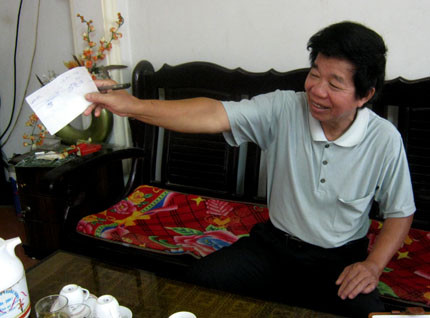 Thầy Lượng phác họa sơ đồ giáo án môn lịch sử. Chuyện ở nơi dạy học mà học phí trả bằng máu