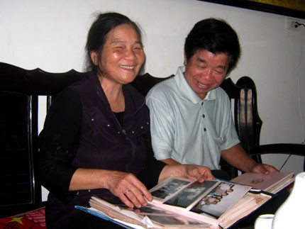 Vợ chồng ông Lượng ôn lại những kỷ niệm ngày xưa. Chuyện ở nơi dạy học mà học phí trả bằng máu