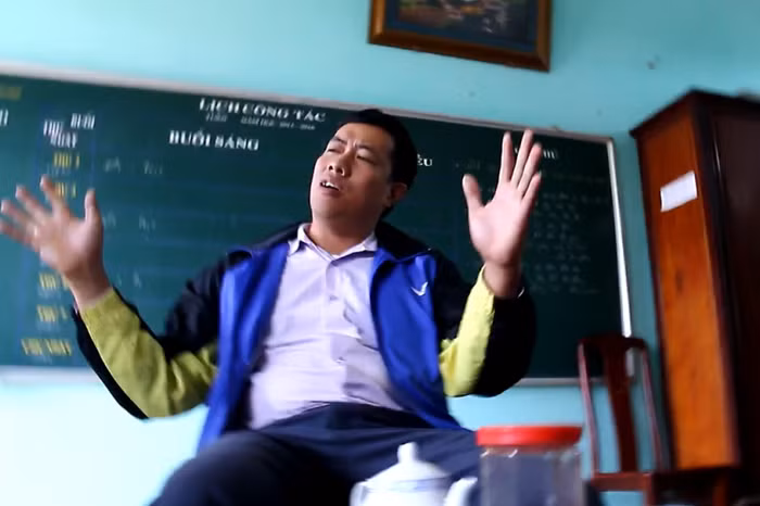 Ông Trần Đức Tuyền, Phó Giám đốc Trung tâm Giáo dục thường xuyên Liên Minh cho rằng video clip là cắt ghép và phủ nhận mình không tham gia "chơi bạc" tại phòng làm việc của Giám đốc Trung tâm Giáo dục thường xuyên Liên Minh (ảnh HC) Ông Trần Đức Tuyền, Phó Giám đốc Trung tâm Giáo dục thường xuyên Liên Minh cho rằng video clip là cắt ghép và phủ nhận mình không tham gia "chơi bạc" tại phòng làm việc của Giám đốc Trung tâm Giáo dục thường xuyên Liên Minh (ảnh HC)