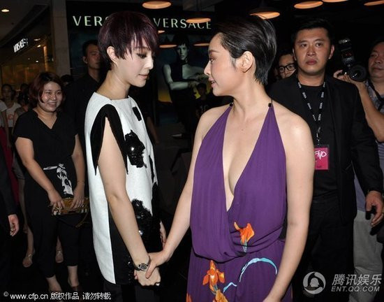 Trong khi kiều nữ họ Phạm lựa chọn phong cách có phần nam tính thì ngôi sao Viên Lập lại gây “choáng” với phóng viên và người hâm mộ khi trình diễn kiểu thời trang hở trên lộ dưới. Trong khi kiều nữ họ Phạm lựa chọn phong cách có phần nam tính thì ngôi sao Viên Lập lại gây “choáng” với phóng viên và người hâm mộ khi trình diễn kiểu thời trang hở trên lộ dưới.