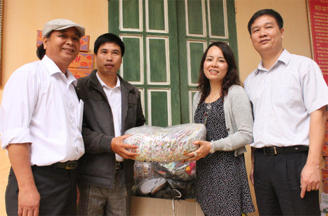 Bà Phạm Thái Hà - TGĐ Hệ thống lập trình viên Quốc tế Bachkhoa-Aptech và ông Nguyễn Tiến Bình - Tổng biên tập báo GDVN trao quà cho Hiệu trưởng trường Tiểu học Suối Giàng Bà Phạm Thái Hà - TGĐ Hệ thống lập trình viên Quốc tế Bachkhoa-Aptech và ông Nguyễn Tiến Bình - Tổng biên tập báo GDVN trao quà cho Hiệu trưởng trường Tiểu học Suối Giàng