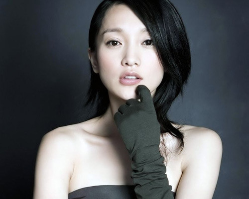 Khi còn là học viên trường nghệ thuật múa, cô đã được đạo diễn Tạ Thiết Ly mời vào vai Kiều Na trong phim nhựa Cổ mộ hoang trai. Ước mơ làm diễn viên của Châu Tấn đã trở thành hiện thực với một sự nghiệp đầy hứa hẹn. Sau khi tốt nghiệp trường múa, cô chuyển đến Bắc Kinh và có dịp được hợp tác cùng đạo diễn nổi tiếng Trần Khải Ca hay diễn viên đàn chị Củng Lợi. Sau thành công của hàng loạt bộ phim như Anh hùng xạ điêu, Dạ yến, Họa bì... tên tuổi của Châu Tấn "nổi như cồn". Khi còn là học viên trường nghệ thuật múa, cô đã được đạo diễn Tạ Thiết Ly mời vào vai Kiều Na trong phim nhựa Cổ mộ hoang trai. Ước mơ làm diễn viên của Châu Tấn đã trở thành hiện thực với một sự nghiệp đầy hứa hẹn. Sau khi tốt nghiệp trường múa, cô chuyển đến Bắc Kinh và có dịp được hợp tác cùng đạo diễn nổi tiếng Trần Khải Ca hay diễn viên đàn chị Củng Lợi. Sau thành công của hàng loạt bộ phim như Anh hùng xạ điêu, Dạ yến, Họa bì... tên tuổi của Châu Tấn "nổi như cồn".