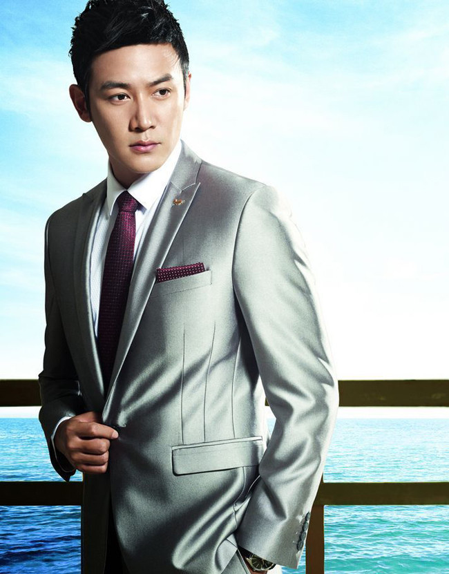 Lục Nghị sinh năm 1976, cùng với Triệu Vy, Trần Khôn... là lớp diễn viên đắt giá của làng giải trí Hoa ngữ. Năm 2012, anh tròn 36 tuổi và đang trên đà "sung mãn" nhất của sự nghiệp