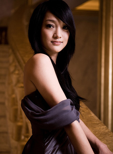 2011 là một năm bội thu thành công của Châu Tấn khi cô liên tiếp góp mặt trong những tác phẩm bom tấn cổ trang đình đám và được mệnh danh là "nữ hoàng phim Tết", với 2 bộ phim là Long Môn Phi Giáp và Đại Ma Thuật Sư ra mắt trong mùa phim Tết 2012. Châu Tấn thừa nhận trong cuộc sống riêng tư cô có rất ít bạn bè, nên mỗi khi gặp phải buồn phiền cô luôn tự giải quyết và dần dần, tư tưởng của cô cũng trưởng thành hơn so với ngoại hình mang nét “baby”. Cô gái nhỏ nhắn xinh đẹp này là một trong “Tứ đại danh đán” của điện ảnh Trung Hoa, cùng Từ Tịnh Lôi, Chương Tử Di và Triệu Vy. Thành công trong sự nghiệp nhưng ngôi sao 36 tuổi vẫn nằm trong danh sách “mỹ nhân muộn chồng” của điện ảnh Hoa ngữ. 2011 là một năm bội thu thành công của Châu Tấn khi cô liên tiếp góp mặt trong những tác phẩm bom tấn cổ trang đình đám và được mệnh danh là "nữ hoàng phim Tết", với 2 bộ phim là Long Môn Phi Giáp và Đại Ma Thuật Sư ra mắt trong mùa phim Tết 2012. Châu Tấn thừa nhận trong cuộc sống riêng tư cô có rất ít bạn bè, nên mỗi khi gặp phải buồn phiền cô luôn tự giải quyết và dần dần, tư tưởng của cô cũng trưởng thành hơn so với ngoại hình mang nét “baby”. Cô gái nhỏ nhắn xinh đẹp này là một trong “Tứ đại danh đán” của điện ảnh Trung Hoa, cùng Từ Tịnh Lôi, Chương Tử Di và Triệu Vy. Thành công trong sự nghiệp nhưng ngôi sao 36 tuổi vẫn nằm trong danh sách “mỹ nhân muộn chồng” của điện ảnh Hoa ngữ.