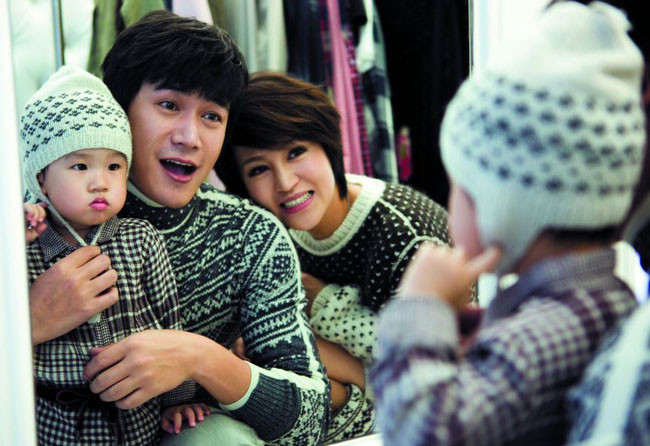 Đến khi tham gia bộ phim truyền hình Sáng mãi, tên tuổi của Lục Nghị thật sự nổi tiếng khắp nơi Tham gia Thời niên thiếu của Bao Thanh Thiên 2, Trai tài gái sắc… Lục Nghị ngày càng khẳng định tài năng của mình trên con đường nghệ thuật Anh đã kết hôn với bạn diễn Bào Lôi và hiện đã có 1 con gái kháu khỉnh Năm 2010, Lục Nghị tham gia Tân Tam Quốc và nhận được nhiều lời khen của khán giả.