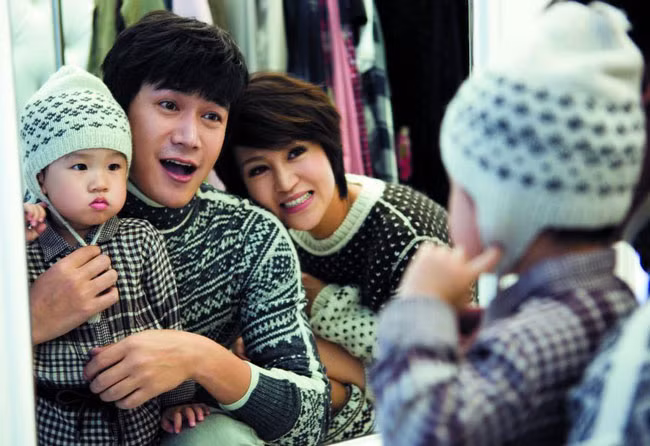 Đến khi tham gia bộ phim truyền hình Sáng mãi, tên tuổi của Lục Nghị thật sự nổi tiếng khắp nơi Tham gia Thời niên thiếu của Bao Thanh Thiên 2, Trai tài gái sắc… Lục Nghị ngày càng khẳng định tài năng của mình trên con đường nghệ thuật Anh đã kết hôn với bạn diễn Bào Lôi và hiện đã có 1 con gái kháu khỉnh Năm 2010, Lục Nghị tham gia Tân Tam Quốc và nhận được nhiều lời khen của khán giả.