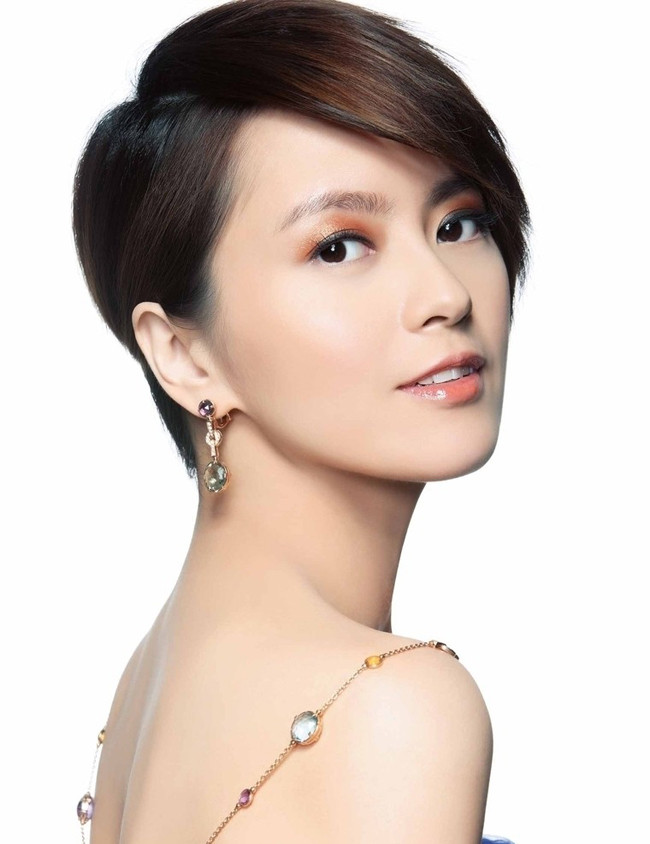 4. Lương Vịnh Kỳ Lương Vịnh Kỳ sinh ngày 25/3/1976 Cô tốt nghiệp khoa thiết kế đại học bách khoa Hồng Kông nhưng lại theo nghề ca hát, diễn xuất. Từ khi còn rất nhỏ Lương Vịnh Kỳ đã thể hiện năng khiếu ca nhạc và diễn xuất của mình. Chính vì vậy ngay khi có điều kiện là cô tham gia ngay vào các buổi biểu diễn và đóng phim. 4. Lương Vịnh Kỳ Lương Vịnh Kỳ sinh ngày 25/3/1976 Cô tốt nghiệp khoa thiết kế đại học bách khoa Hồng Kông nhưng lại theo nghề ca hát, diễn xuất. Từ khi còn rất nhỏ Lương Vịnh Kỳ đã thể hiện năng khiếu ca nhạc và diễn xuất của mình. Chính vì vậy ngay khi có điều kiện là cô tham gia ngay vào các buổi biểu diễn và đóng phim.