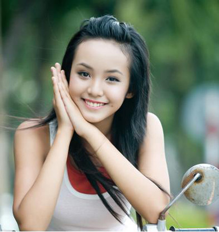 Bảo Trân Bảo Trân là hot girl nhỏ tuổi nhất được kì vọng sẽ “làm nên chuyện” trong năm 2012 này. Cô dâu tuổi Teen Bảo Trân là cái tên thu hút sự chú ý hơn cả những người mẫu nổi tiếng trong các show diễn thời gian gần đây. Quyết tâm theo đuổi con đường người mẫu chuyên nghiệp, Bảo Trân giữ cho mình hình ảnh một người mẫu trên sàn catwalk chứ không lấn sân sang bất cứ một lĩnh vực nghệ thuật nào khác như nhiều hot girl hiện nay. Bảo Trân Bảo Trân là hot girl nhỏ tuổi nhất được kì vọng sẽ “làm nên chuyện” trong năm 2012 này. Cô dâu tuổi Teen Bảo Trân là cái tên thu hút sự chú ý hơn cả những người mẫu nổi tiếng trong các show diễn thời gian gần đây. Quyết tâm theo đuổi con đường người mẫu chuyên nghiệp, Bảo Trân giữ cho mình hình ảnh một người mẫu trên sàn catwalk chứ không lấn sân sang bất cứ một lĩnh vực nghệ thuật nào khác như nhiều hot girl hiện nay.