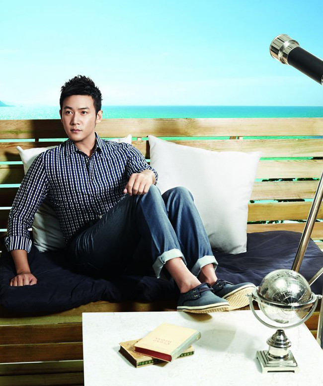 Lục Nghị sinh trưởng tại Thượng Hải và ngay từ khi học mẫu giáo đã được phát hiện năng khiếu diễn kịch, ca hát Khi 5 tuổi, Lục Nghị đã được đạo diễn Thạch Hiểu Hoa mời tham gia phim chủ đề dành cho thiếu nhi mang tên Tuyền thủy đinh đông Sau khi được Sở giáo dục Thượng Hải đặc biệt phê chuẩn, Lục Nghị được tuyển thẳng vào Học viện thiếu nhi Thượng Hải.