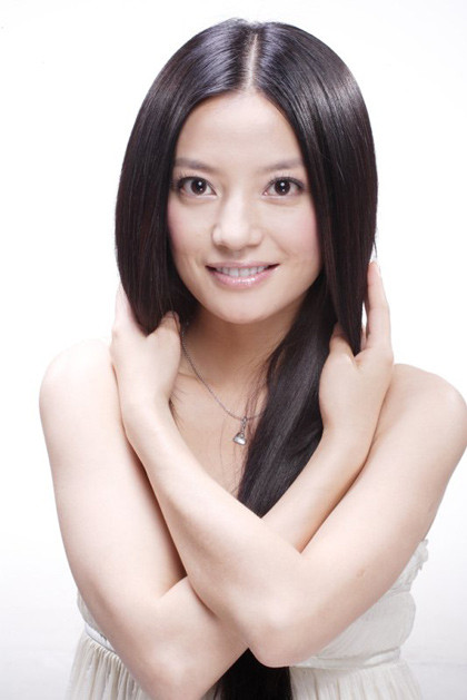 3. Triệu Vy Triệu Vy sinh ngày 21/3/1976 tại Vu Hồ, An Huy, Trung Quốc. Trước khi đến với Hoàn châu cách cách (HCCC), Triệu Vy đã tham gia đóng vai phụ như một cung nữ trong phim Hồn Quỷ (diễn viên chính của phim là Củng Lợi), vai cung nữ trong Nàng Phi Yến trong cung nhà Hán. Vai chính đầu tiên của Triệu Vy là trong bộ phim truyền hình, Chị em gái đến Bắc Kinh. Bộ phim này, dĩ nhiên là không thành công lắm, song cô diễn viên Triệu Vy tuy hơi mập mạp nhưng có lối diễn xuất thông minh đã khiến nữ văn sỹ Quỳnh Dao để ý. Năm 1997, Triệu Vy được mời vào vai Tiểu Yến Tử bưởng bỉnh trong bộ phim đình đám Hoàn châu cách cách 3. Triệu Vy Triệu Vy sinh ngày 21/3/1976 tại Vu Hồ, An Huy, Trung Quốc. Trước khi đến với Hoàn châu cách cách (HCCC), Triệu Vy đã tham gia đóng vai phụ như một cung nữ trong phim Hồn Quỷ (diễn viên chính của phim là Củng Lợi), vai cung nữ trong Nàng Phi Yến trong cung nhà Hán. Vai chính đầu tiên của Triệu Vy là trong bộ phim truyền hình, Chị em gái đến Bắc Kinh. Bộ phim này, dĩ nhiên là không thành công lắm, song cô diễn viên Triệu Vy tuy hơi mập mạp nhưng có lối diễn xuất thông minh đã khiến nữ văn sỹ Quỳnh Dao để ý. Năm 1997, Triệu Vy được mời vào vai Tiểu Yến Tử bưởng bỉnh trong bộ phim đình đám Hoàn châu cách cách