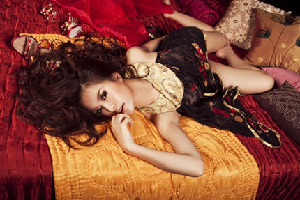 Hoàng Thùy Linh là cái tên “cũ” nhất trong số các hot girl hứa hẹn sẽ “làm nên chuyện” trong năm 2012 vì sức nóng của cái tên này chưa bao giờ giảm nhiệt. Thuộc thế hệ hot girl đời đầu của Hà thành, cô gái sinh năm Rồng bản lĩnh đứng dậy sau những biến cố lớn trong đời, lột xác hình tượng để trở thành một ca sỹ tài năng, gợi cảm và luôn cháy hết mình trên sân khấu. 2011 không phải là một năm quá thành công của Hoàng Thùy Linh trong showbiz, nhưng sức hút từ cái tên và nội lực của cô gái dám đứng lên từ chỗ mình vấp ngã đã khiến tất cả những sự kiện và hoạt động nghệ thuật nào có tên cô đều được săn đón. Album Đừng vội vàng không quá nổi đình nổi đám nhưng lại được dư luận quan tâm và đạt được những thành công nhất định. Hoàng Thùy Linh là cái tên “cũ” nhất trong số các hot girl hứa hẹn sẽ “làm nên chuyện” trong năm 2012 vì sức nóng của cái tên này chưa bao giờ giảm nhiệt. Thuộc thế hệ hot girl đời đầu của Hà thành, cô gái sinh năm Rồng bản lĩnh đứng dậy sau những biến cố lớn trong đời, lột xác hình tượng để trở thành một ca sỹ tài năng, gợi cảm và luôn cháy hết mình trên sân khấu. 2011 không phải là một năm quá thành công của Hoàng Thùy Linh trong showbiz, nhưng sức hút từ cái tên và nội lực của cô gái dám đứng lên từ chỗ mình vấp ngã đã khiến tất cả những sự kiện và hoạt động nghệ thuật nào có tên cô đều được săn đón. Album Đừng vội vàng không quá nổi đình nổi đám nhưng lại được dư luận quan tâm và đạt được những thành công nhất định.