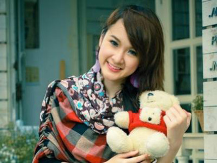 Muốn thử sức mình trên nhiều lĩnh vực, Phương Trinh đã lấn sân sang con đườn ca hát, MC, người mẫu ảnh… nhưng có vẻ như tài năng của Phương Trinh mới dừng lại ở diễn xuất. Nhưng với thành tích gần 50 vai diễn từ năm lên 7 tuổi tới giờ, khuôn mặt xinh đẹp khả ái, Angela hội tụ đầy đủ tố chất của một diễn viên với tài năng diễn xuất bẩm sinh. Đó là điều khiến người hâm mộ vẫn hy vọng cô bé của những vai diễn trong Kính vạn hoa, Mùi ngò gai….năm nào trở lại màn ảnh một cách ấn tượng nhất. Muốn thử sức mình trên nhiều lĩnh vực, Phương Trinh đã lấn sân sang con đườn ca hát, MC, người mẫu ảnh… nhưng có vẻ như tài năng của Phương Trinh mới dừng lại ở diễn xuất. Nhưng với thành tích gần 50 vai diễn từ năm lên 7 tuổi tới giờ, khuôn mặt xinh đẹp khả ái, Angela hội tụ đầy đủ tố chất của một diễn viên với tài năng diễn xuất bẩm sinh. Đó là điều khiến người hâm mộ vẫn hy vọng cô bé của những vai diễn trong Kính vạn hoa, Mùi ngò gai….năm nào trở lại màn ảnh một cách ấn tượng nhất.