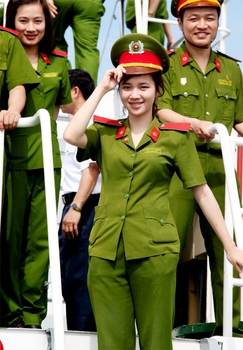 Cô sinh viên trường Cảnh sát trong bộ cảnh phục trên chiếc tàu đi Trường Sa Nữ sinh cảnh sát xinh đẹp và hành trình ra Trường Sa